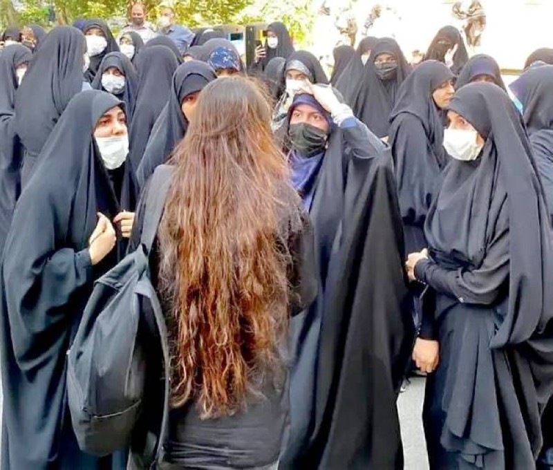 نساء الملالي تعترض أحدى المتظاهرات في طهران