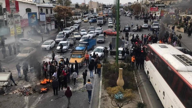 الأمن يحاصر طلاب الجامعة في طهران