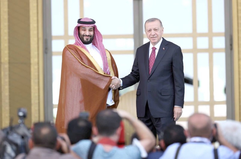 



الرئيس أردوغان مرحبا بولي العهد السعودي اثناء زيارته لتركيا.