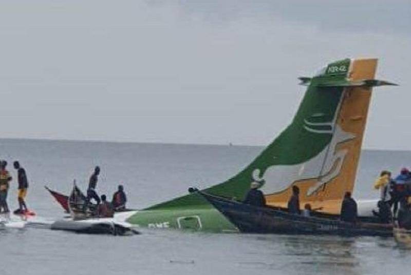 ذيل الطائرة بعد سقوطها في بحيرة فيكتوريا