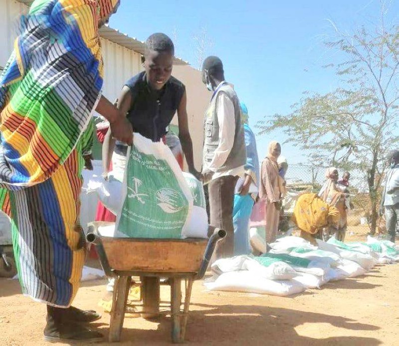 



معونات إنسانية وزعت في محلية أمبده بالخرطوم في السودان. (واس)