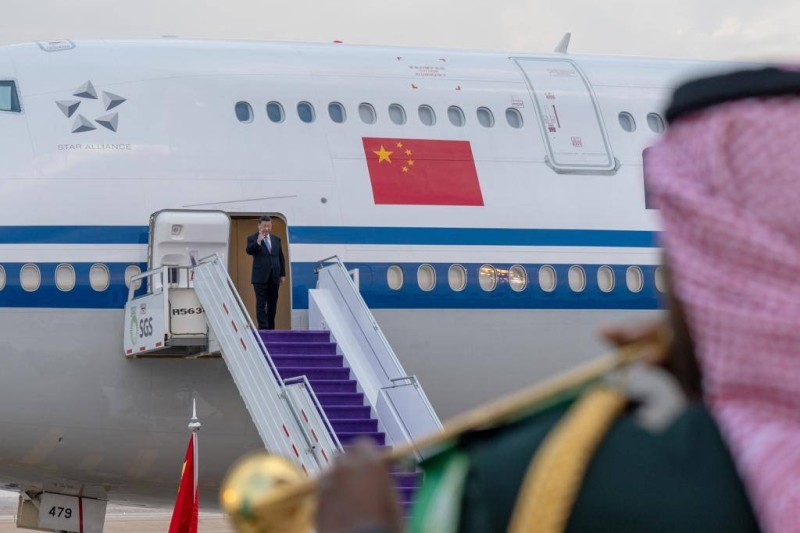 لحظة وصول الرئيس الصيني إلى الرياض