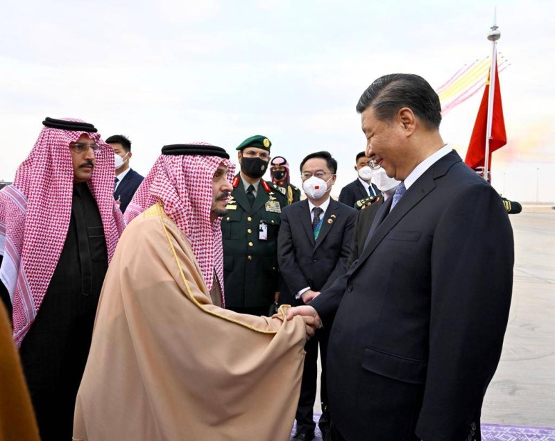 أمير الرياض الأمير فيصل بن بندر مصافحا الرئيس الصيني لحظة وصوله إلى الرياض