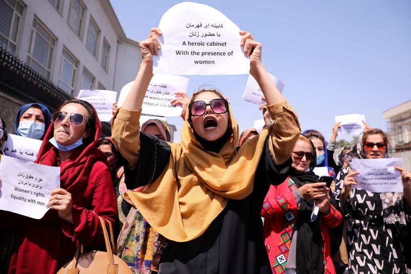 Afghan women's rights defenders and civil activists protest to call on the Taliban for the preservation of their achievements and education, in front of the presidential palace in Kabul, Afghanistan September 3, 2021. REUTERS/Stringer