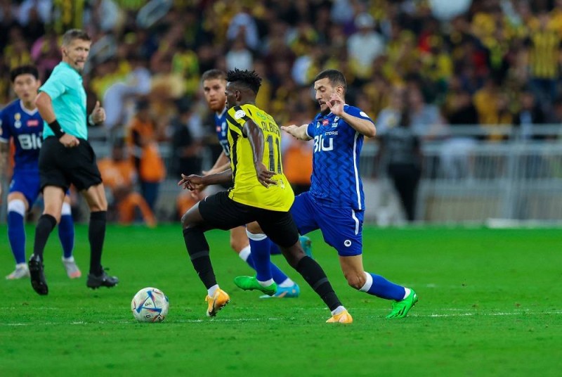 اللاعب عبدالإله المالكي أثناء مواجهة الهلال والاتحاد أمس