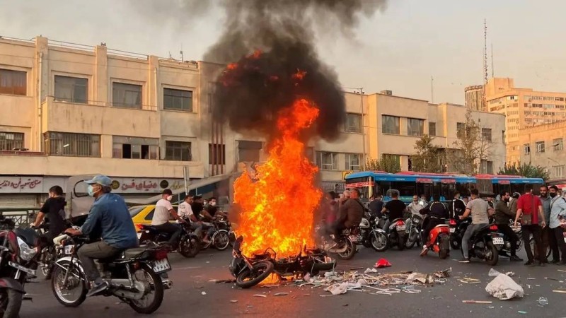 محتجون إيرانيون يتحدون نظام الملالي.