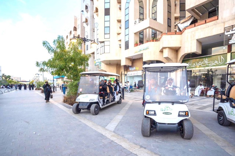 



عربات تنقل المصلين والزوار من وإلى المسجد النبوي الشريف. (عكاظ)