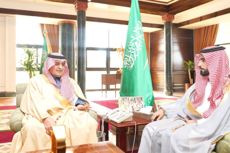 



الأمير فهد بن سلطان خلال لقائه مدير تقنية منطقة تبوك. (عكاظ)