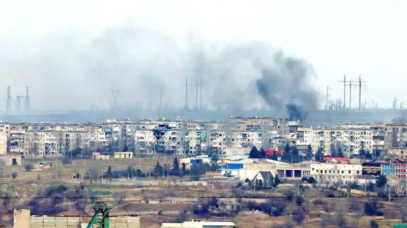 دخان يتصاعد من منطقة سوليدار شرق أوكرانيا حيث تدور معارك شرسة.