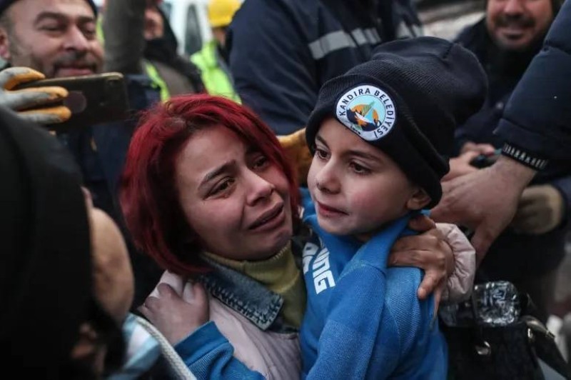 طفل يخرج من تحت الانقاض على قيدة الحياة وسط فرحة عارمة من اسرته المنقذين في تركيا