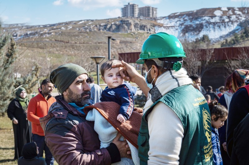 فريق الرعاية الطبية للمركز يواصل معاينة الأطفال الناجين. (تصوير: سليمان القبلان Slom744@)