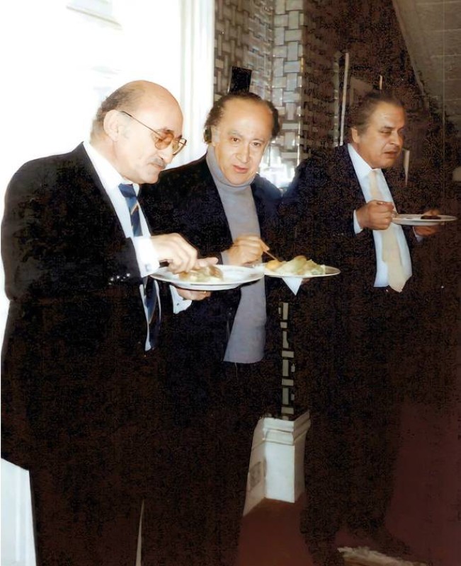 



المانع (أقصى اليمين) في لندن مع صديقيه جبرا إبراهيم جبرا وبلند الحيدري.