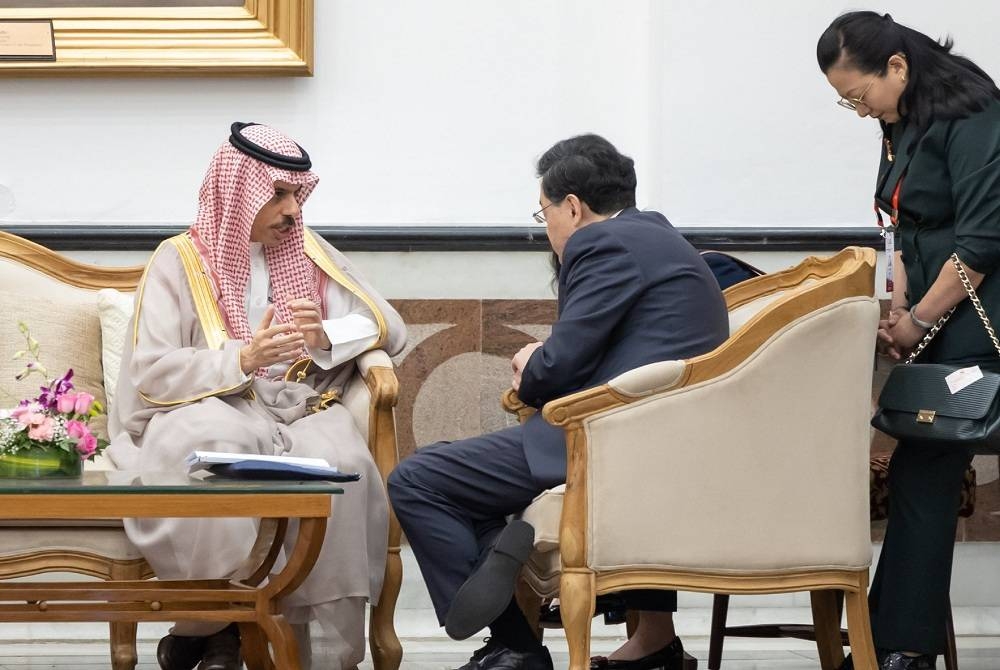 وزير الخارجية السعودي الأمير فيصل بن فرحان ملتقيا نظيره الصيني