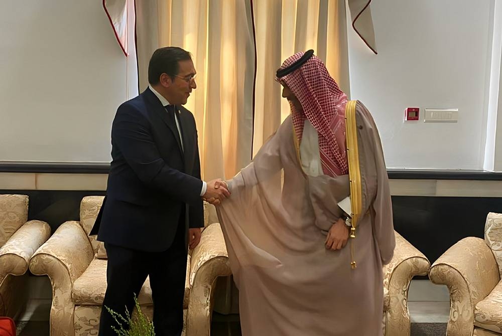 وزير الخارجية السعودي الأمير فيصل بن فرحان ملتقيا نظيره الإسباني