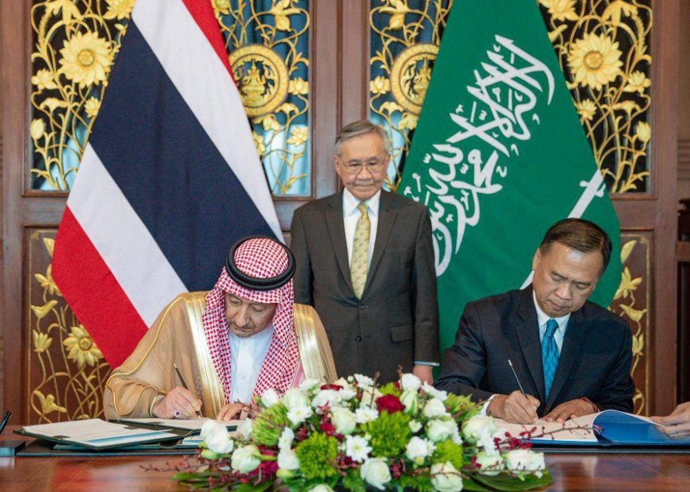 نائب وزير الخارجية السعودي وليد الخريجي، ونائب وزير خارجية تايلند يوقعان مذكرة التفاهم