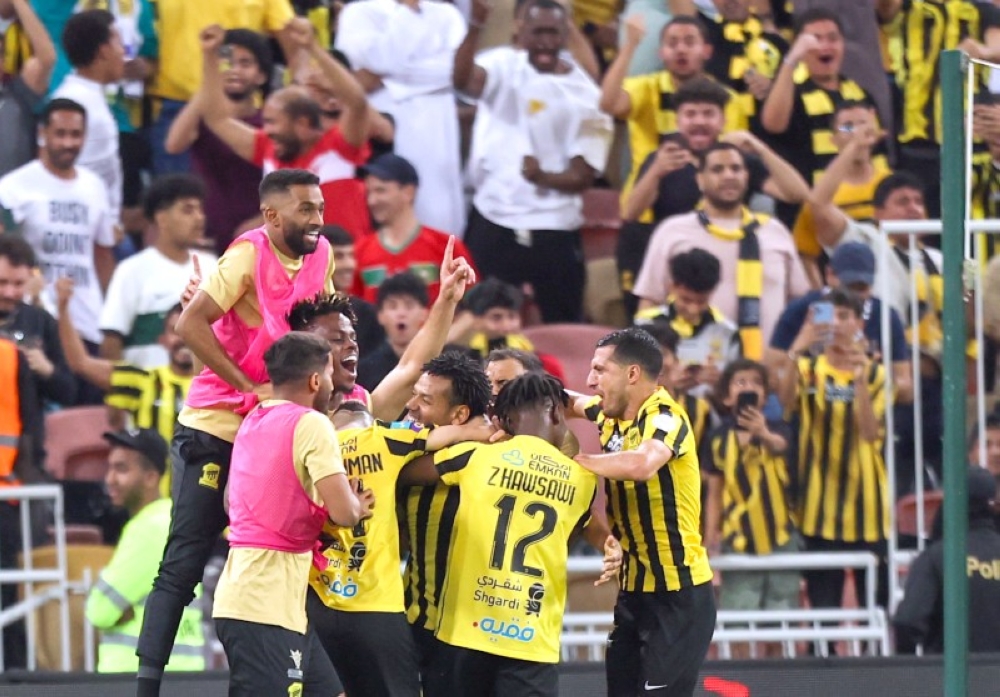 



فرحة لاعبي الاتحاد بهدف المهاجم رومارينهو في مرمى النصر. (تصوير: عبدالغني بشير)