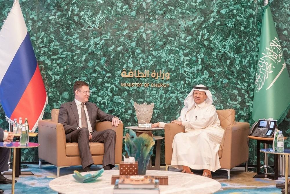 وزير الطاقة الأمير عبدالعزيز بن سلمان ملتقيا نائب رئيس الوزراء الروسي ألكسندر نوفاك