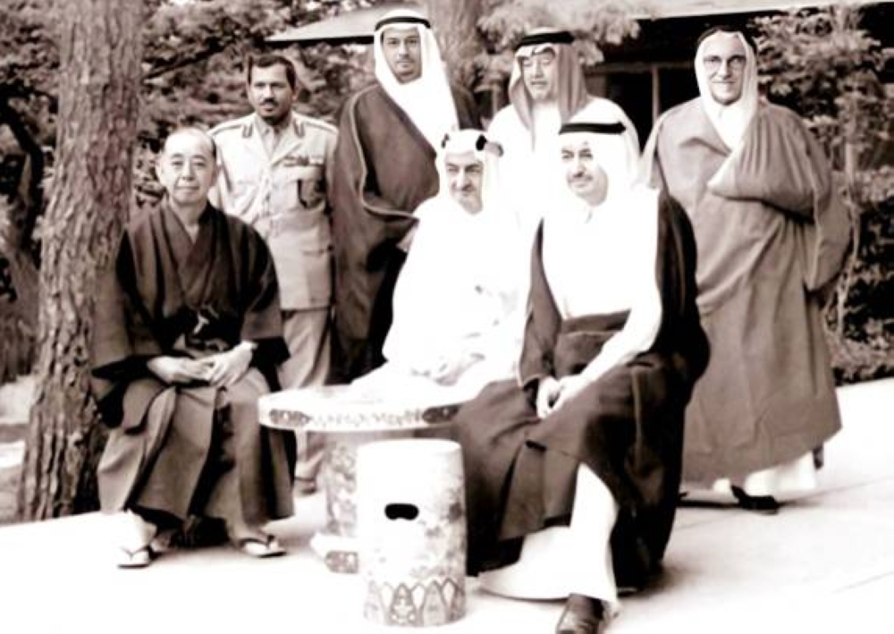 



السيد أحمد (الثالث وقوفاً من اليمين) ضمن الوفد المرافق للملك فيصل في اليابان سنة 1971م.