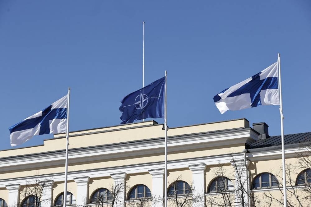 رفع علم فنلندا على مقر «الناتو».