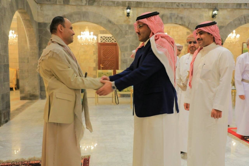 السفير السعودي مع القيادي الحوثي المشاط.