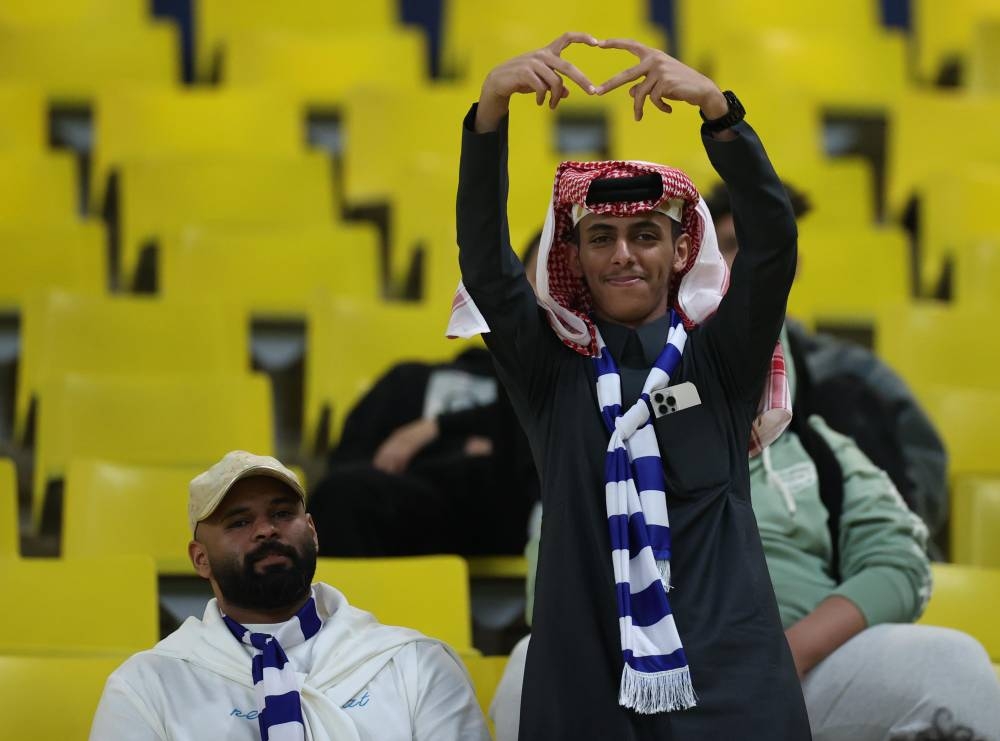 



يتنافس عشاق الهلال في التعبير عن حبهم للزعيم.