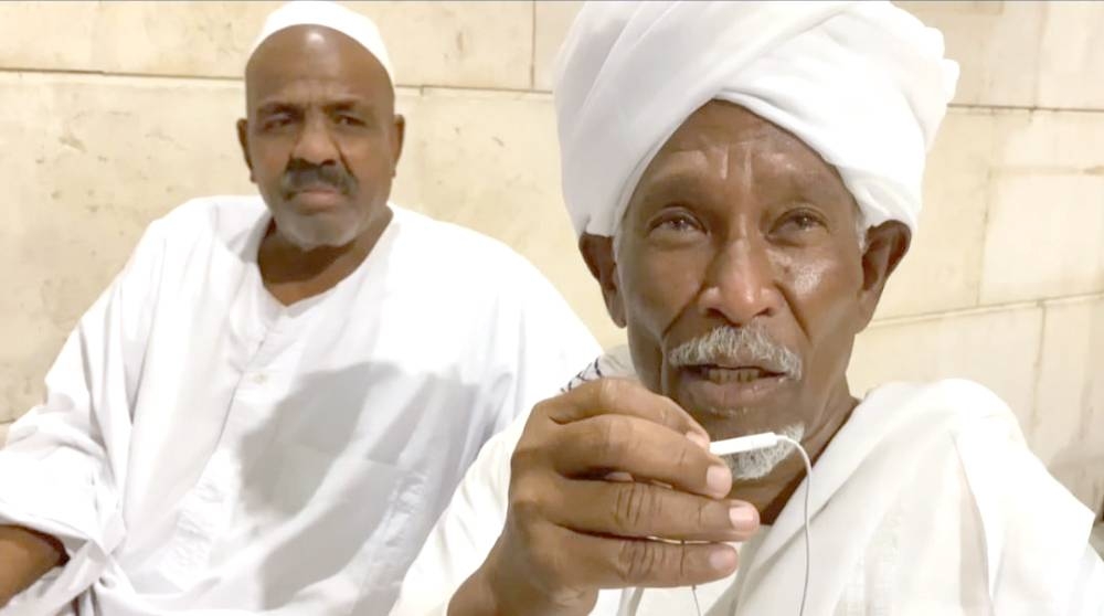 المعتمر السوداني صلاح محمد خلال حديثه لـ«عكاظ».