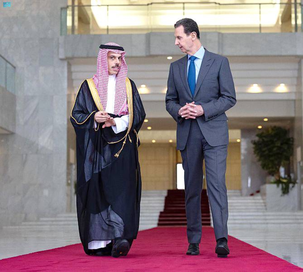 



الرئيس السوري بشار الأسد يستقبل وزير الخارجية الأمير فيصل بن فرحان خلال زيارته دمشق للمرة الأولى منذ 12 عاماً. (واس)