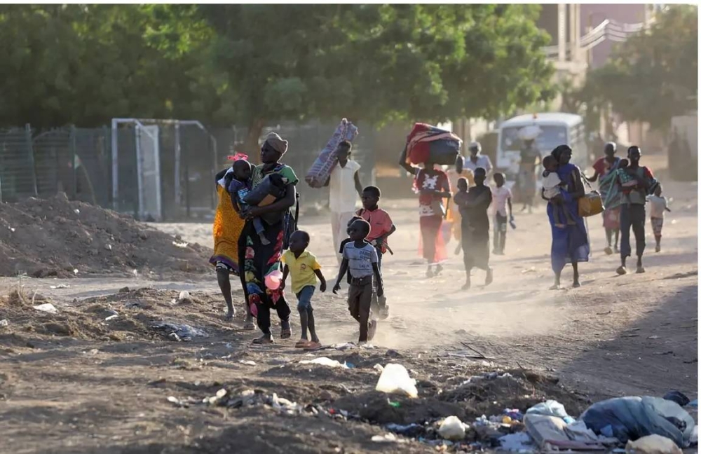 سودانيون يفرون من المعارك بحثاً عن ملاذ آمن.