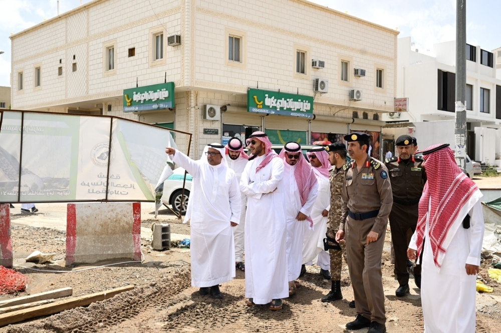 



 الأمير سعود بن نهار يقف ميدانياً على عدد من الأحياء السكنية التي تضررت جراء الأمطار الغزيرة.