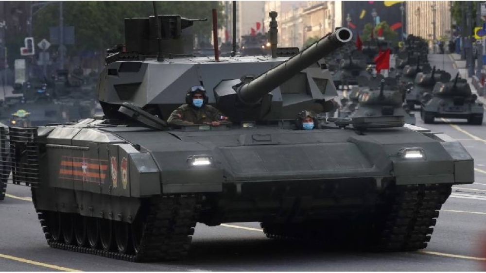 دبابة روسية خلال عرض عسكري في موسكو.