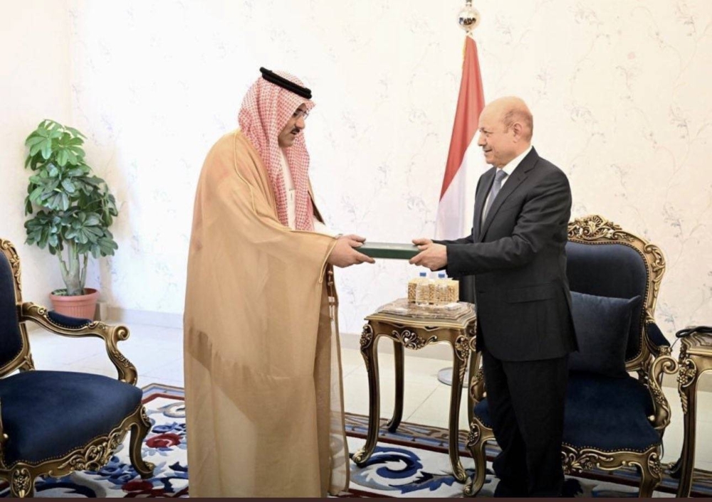 السفير السعودي يسلم رئيس مجلس القيادة الرئاسي دعوة خادم الحرمين الشريفين.