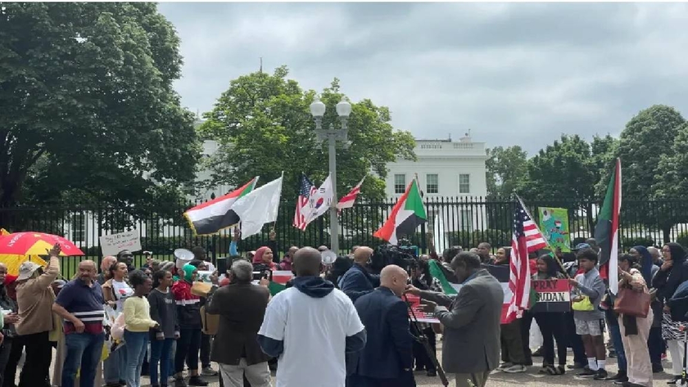  أعضاء الجالية السودانية في واشنطن أمام البيت الأبيض يرفعون لافتات ( نعم للسلام،لا للحرب).