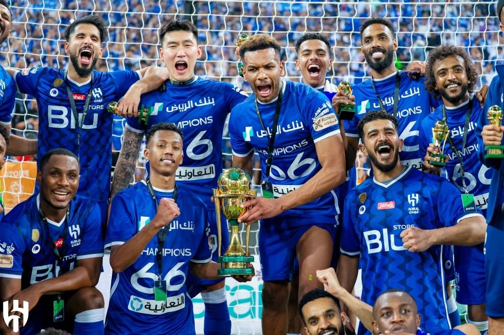 لاعبو الهلال يحتضنون أغلى الكؤوس.