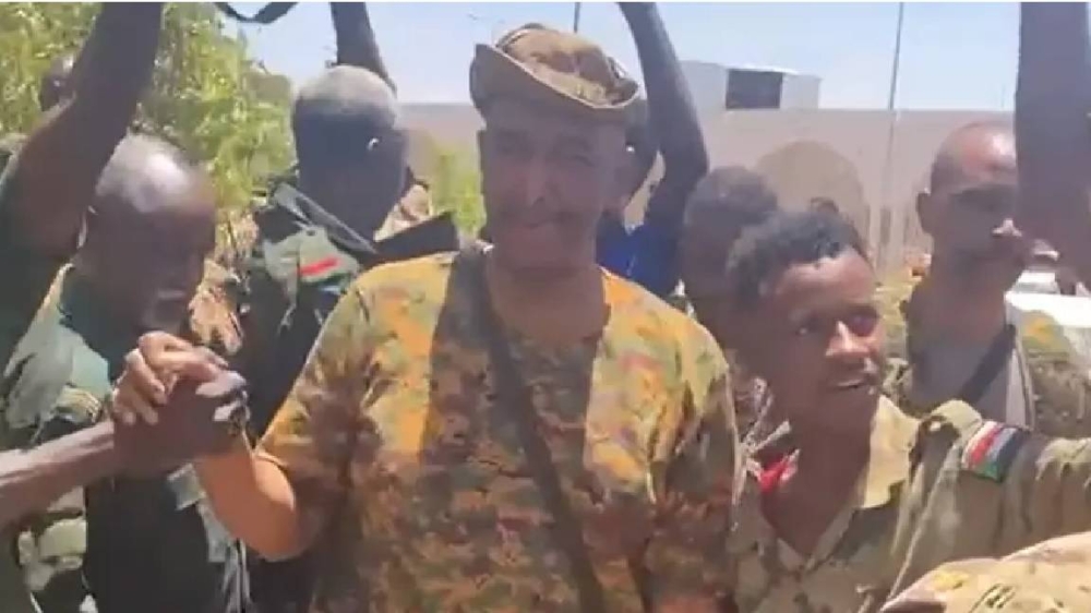 البرهان بين قوات الجيش السوداني.