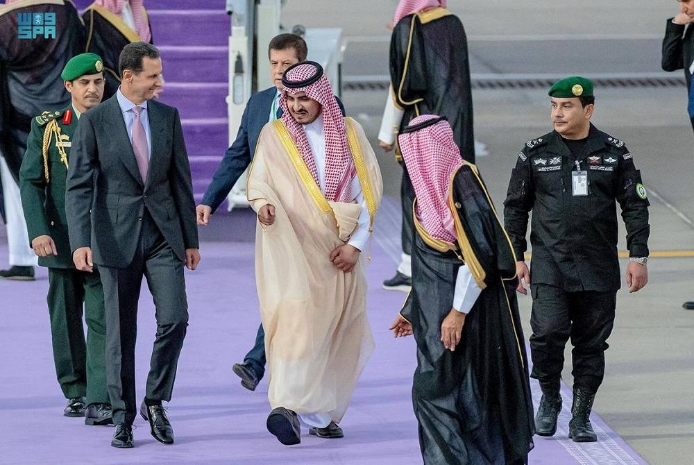 نائب أمير مكة الأمير بدر بن سلطان مستقبلا الرئيس السوري بشار الأسد لحظة وصوله إلى جدة