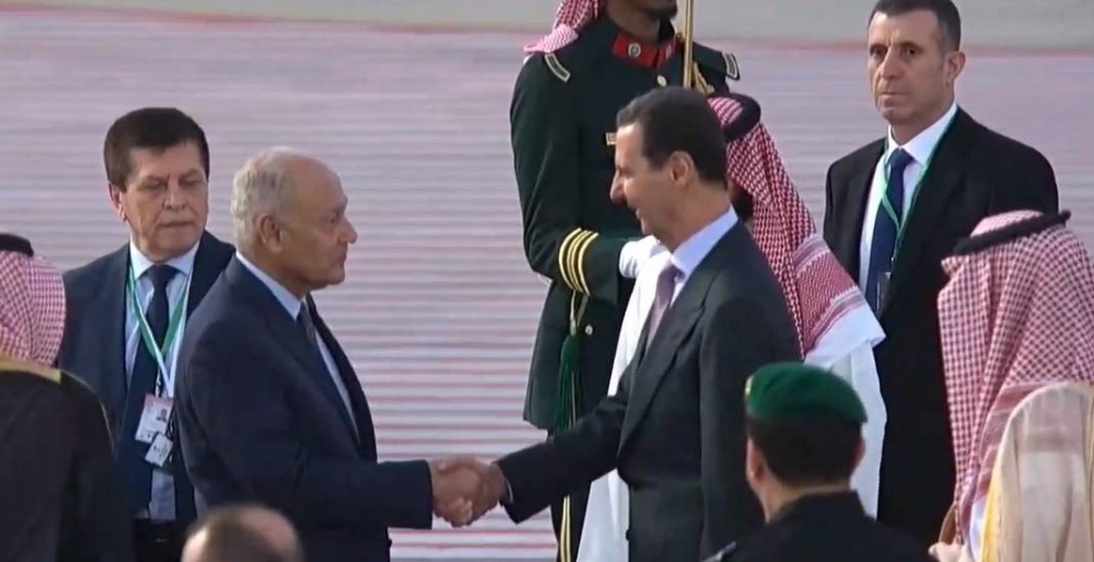 الرئيس السوري مصافحا الأمين العام لجامعة الدول العربية لحظة وصول الأسد إلى مطار جدة