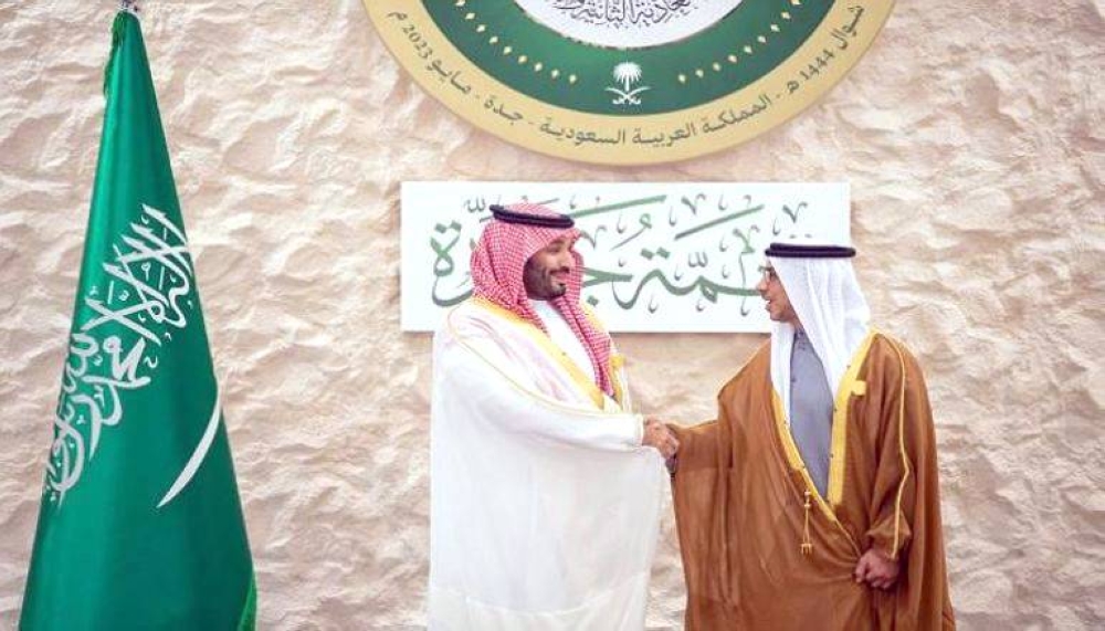 



ولي العهد الأمير محمد بن سلمان مُرحِّباً بالشيخ منصور بن زايد آل نهيان خلال قمة جدة.