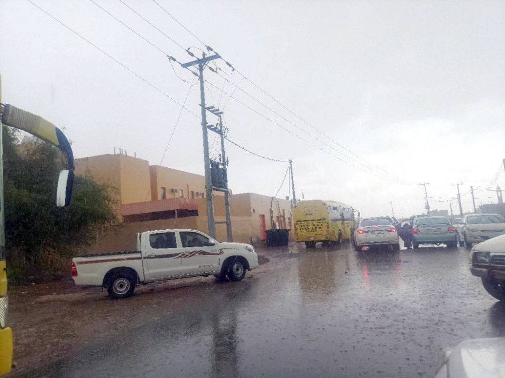 



حافلات ومركبات أمام المدارس لإيصال الطلاب والطالبات أثناء هطول الأمطار.
