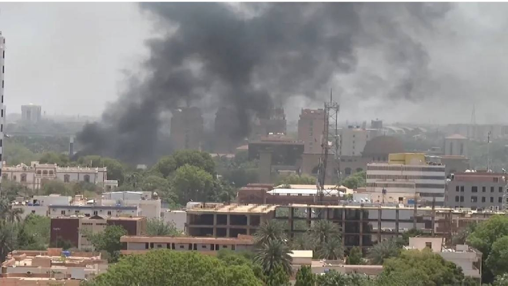 طائرات الجيش السوداني تقصف مناطق تمركز قوات الدعم السريع شمالي الخرطوم.
