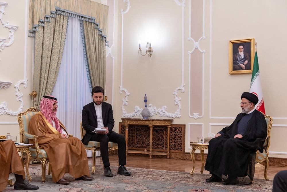 الرئيس الإيراني مستقبلا وزير الخارجية السعودي الأمير فيصل بن فرحان