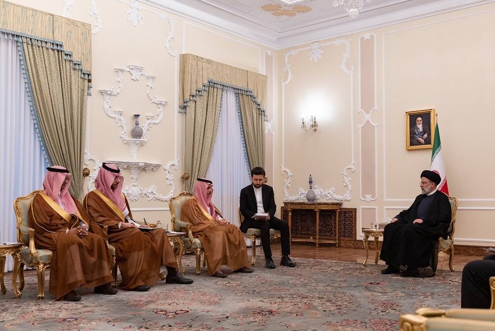 الرئيس الإيراني مستقبلا وزير الخارجية السعودي الأمير فيصل بن فرحان