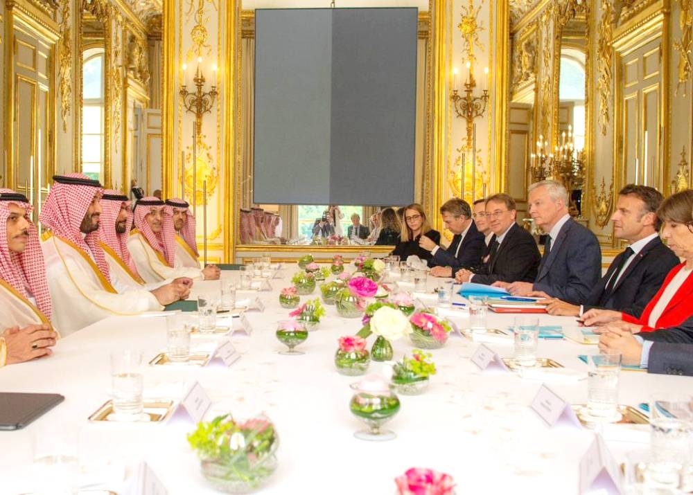 



ولي العهد والرئيس ماكرون في الاجتماع الثنائي بحضور الوفدين السعودي والفرنسي.