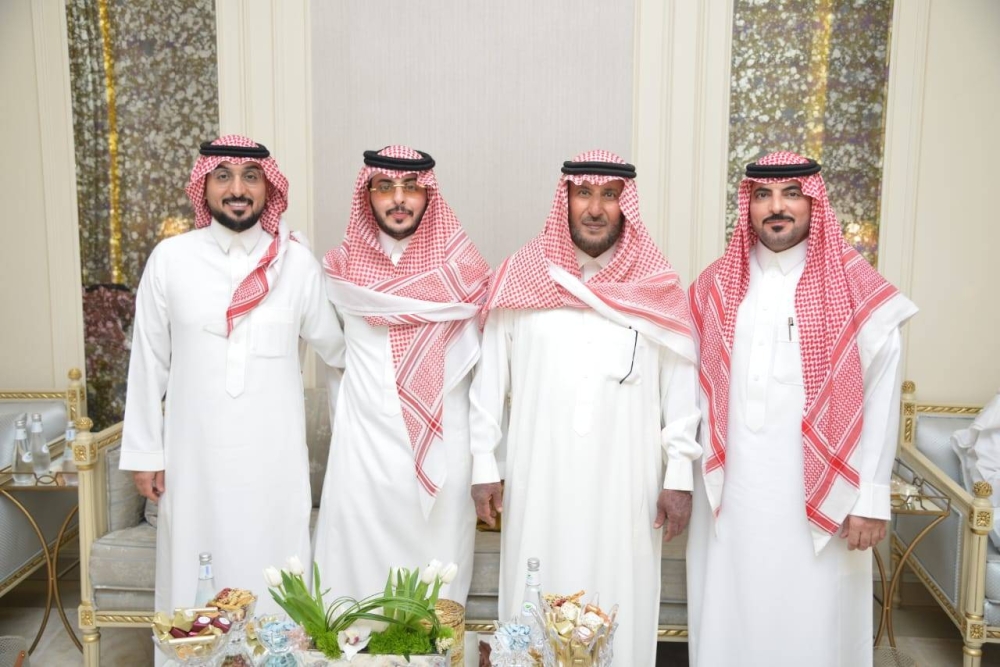 



والد العروس يتوسط العريس وشقيقيه عبدالعزيز ومنصور.