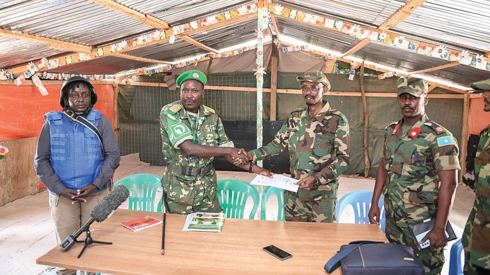 عملية التسليم بين القوات الصومالية والأفريقية.