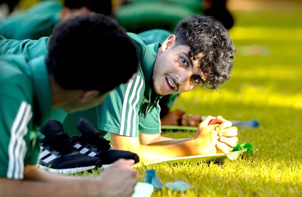 



 لاعبو المنتخب يؤدون التمارين الاسترجاعية خلال الحصة التدريبية أمس.