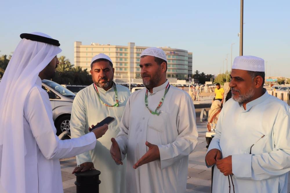 



حجاج عراقيون يتحدثون لـ«عكاظ» أثناء وصولهم المدينة المنورة.  (تصوير: بندر الترجمي baltarjami@)