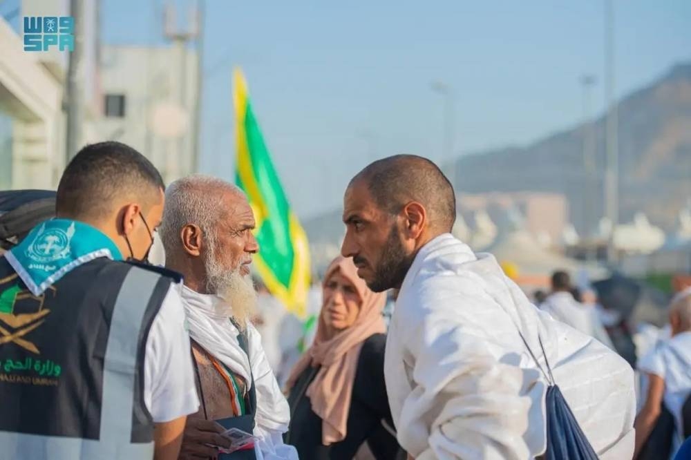 



مرشد يوجه الحجاج.