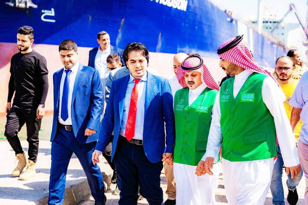 



الوزير بن يمين خلال استقباله إحدى منح المشتقات النفطية السعودية. (واس)