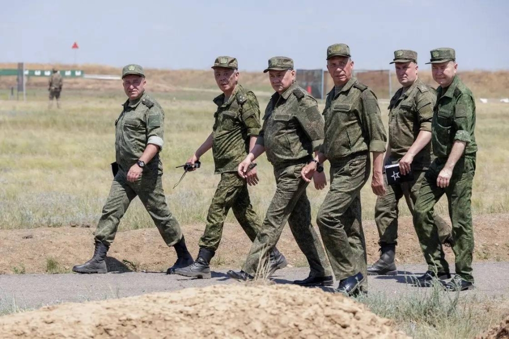  وزير الدفاع الروسي يتفقد قواته.