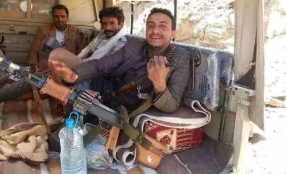 مسلح قبلي في عمران يستعرض سلاحه مع زملائه قبيل مقتله بساعات. 